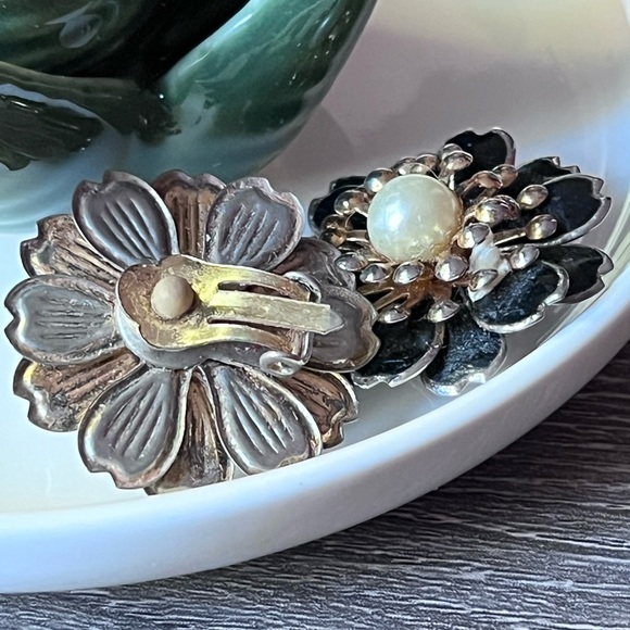 Black Floral Faux Pearl Clip-on Earrings - Picture 6 of 7